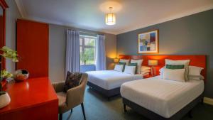 Pokój hotelowy z 2 łóżkami i biurkiem w obiekcie Killarney Flesk River Apartments w Killarney