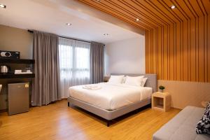 A bed or beds in a room at โรงแรมอินฟินิทเกษตร