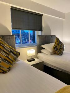 Postel nebo postele na pokoji v ubytování Crows Hotel
