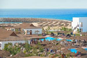 Een luchtfoto van Melia Llana Beach Resort & Spa - Adults Only - All Inclusive