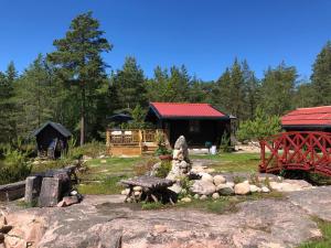 Zahrada ubytování Timber cottages with jacuzzi and sauna near lake Vänern