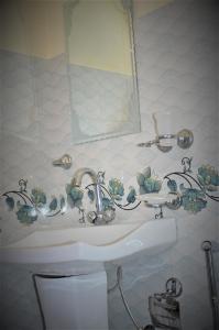 uma casa de banho com um lavatório e um espelho em Manokur e Basa Hotel em Minapin