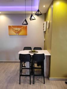 a kitchen with a table and chairs in a room at Nivi Cosy Appartment in Flic-en-Flac +1 photo