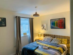 Alpha, Private Double Room, City Centre, Free Parking, Sittingbourne, Kent في سيتينغبورن: غرفة نوم بها سرير ونافذة