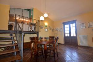 uma sala de jantar com mesa e cadeiras em Agriturismo La Torre dell'Oliveto em Agello