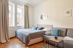 Postel nebo postele na pokoji v ubytování Sleek New Town Apartments by Prague Days