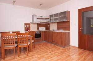 Kuchyňa alebo kuchynka v ubytovaní Apartmany Sileas