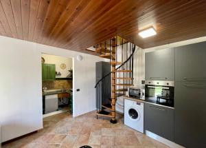 une cuisine avec laveuse et sécheuse et un escalier dans l'établissement Villa Helvetia, à Corropoli