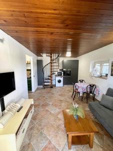 un salon avec un canapé et une table dans l'établissement Villa Helvetia, à Corropoli