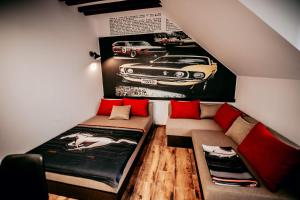 Jantarvia Car Museum , Pasja i Wypoczynek Noclegi z Klimatem客房内的一张或多张床位