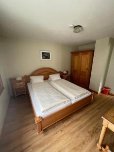 Gulta vai gultas numurā naktsmītnē Hotel Restaurant Gommerhof
