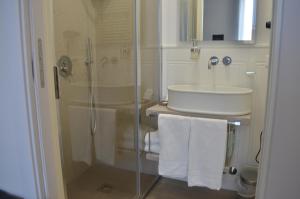 ローマにあるAt your Placeのバスルーム(ガラス張りのシャワー、シンク付)