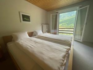 Gulta vai gultas numurā naktsmītnē Hotel Restaurant Gommerhof