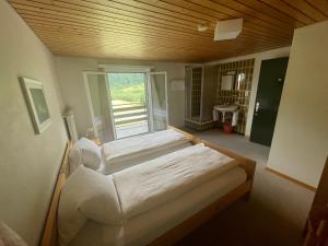 Gulta vai gultas numurā naktsmītnē Hotel Restaurant Gommerhof