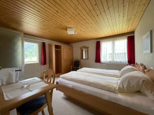 Gulta vai gultas numurā naktsmītnē Hotel Restaurant Gommerhof