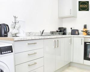 Кухня или мини-кухня в Lancing Apartments - Spacious 2 Bed - Sleeps 6 - Burnham Village
