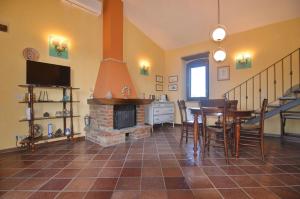 uma sala de estar com uma mesa e uma lareira em Agriturismo La Torre dell'Oliveto em Agello