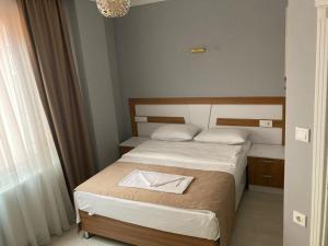 Senturkler Suite في طرابزون: غرفة نوم عليها سرير وفوط