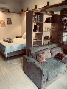 um quarto com uma cama, um sofá e uma cadeira em Daniel Cozy Flat Copa 1 - à 5min da praia no Rio de Janeiro