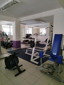 una habitación con un gimnasio con varias sillas y máquinas en Panorama Village Complex en Paralimni