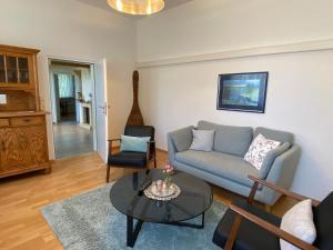 a living room with a couch and a table at Ferienhaus nahe Münster in Altenberge