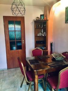 comedor con mesa de madera y sillas en Grati’s house, en Constanţa