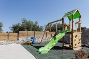 Ο χώρος παιχνιδιού για παιδιά στο TreeTop Villa II, Private Pool, BBQ & Playground, By ThinkVilla