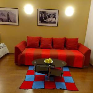 - un salon avec un canapé rouge et une table dans l'établissement Gyneju 14, à Vilnius