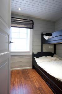 a bedroom with a bunk bed and a window at Mosetertoppen Panorama, Anneks 2B - Hafjell in Hafjell