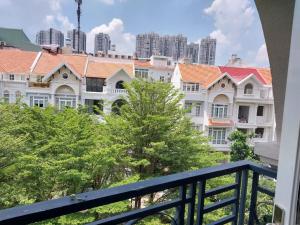 uma vista a partir da varanda de um edifício em Vi An Hotel em Ho Chi Minh