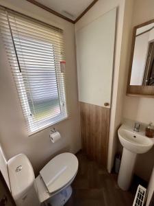 Ванная комната в Forget Me Not Caravan - Littlesea Haven Holiday Park, Weymouth
