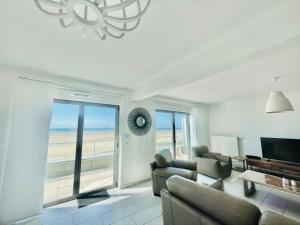 - un salon avec vue sur la plage dans l'établissement VUE MER INCROYABLE - 3 Chambres - PARKING 2 PLACES - WIFI, à Berck-sur-Mer