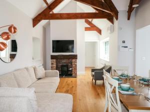 uma sala de estar com um sofá e uma mesa em Ramsey Cottage em Haverfordwest