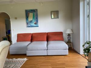 sala de estar con sofá en una habitación en Apartment right next to the golf course and with the ocean just around the corner en Ljungskile