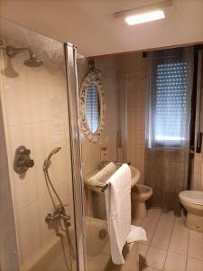 een badkamer met een douche, een wastafel en een toilet bij Butterfly House in Castellammare di Stabia