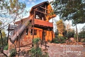 布菲尔斯普尔特Mountain Haven Hideaway的院子中间的小房子