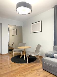 ein Wohnzimmer mit einem Tisch und einem Sofa in der Unterkunft 11 Gdynia Morska - Apartament Mieszkanie dla 5 osób in Gdynia