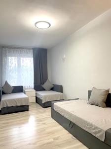 Habitación con 2 camas y ventana en 11 Gdynia Morska - Apartament Mieszkanie dla 5 osób, en Gdynia