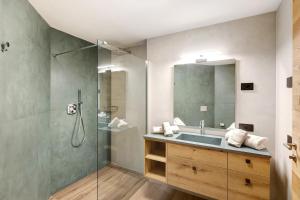 een badkamer met een wastafel en een douche bij Sun Mountain Planet Suite House in Livigno +18 foto's