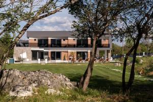Gallery image of NEW! Villa Nella Foresta with private 66sqm heated pool, Whirlpool, Tennis court, Gym, Billiards, 4 en-suite bedrooms in Radošić
