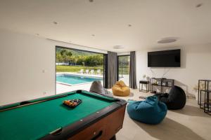 O masă de biliard de la NEW! Villa Nella Foresta with private 66sqm heated pool, Whirlpool, Tennis court, Gym, Billiards, 4 en-suite bedrooms
