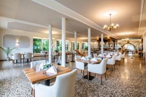 Majoituspaikan Promenaden-Strandhotel Marolt Haupthaus ravintola tai vastaava paikka