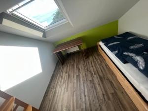 een slaapkamer met een bed en een dakraam bij MZ Zimmervermietung 