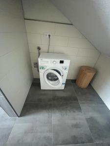 een wasmachine en droger in een kleine kamer bij MZ Zimmervermietung 
