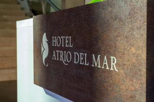 ein Schild für ein Hotel articolo del mar in der Unterkunft Hotel Ibersol Atrio del Mar in Los Alcázares