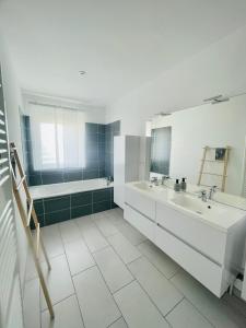 ห้องน้ำของ VUE MER INCROYABLE - 3 Chambres - PARKING 2 PLACES - WIFI