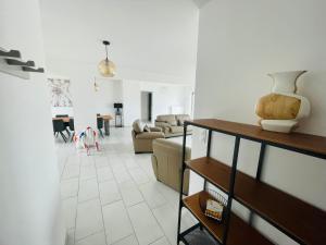 - un salon avec un canapé et une table dans l'établissement VUE MER INCROYABLE - 3 Chambres - PARKING 2 PLACES - WIFI, à Berck-sur-Mer