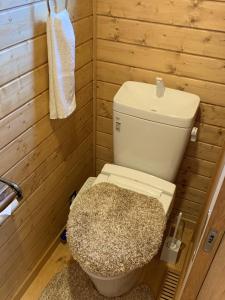 - une salle de bains avec toilettes dans une chambre en bois dans l'établissement BALLAD HOUSE / Vacation STAY 27536, à Yachimata