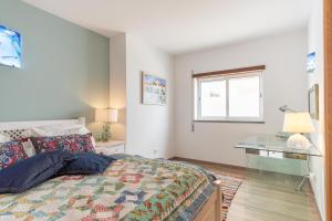 um quarto com uma cama e uma mesa de vidro em Apartamento Mar e Sol na Nazaré
