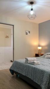 1 dormitorio con 1 cama con toallas en Berkana hostel Bariloche en San Carlos de Bariloche